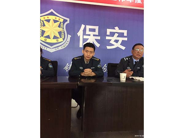 新當(dāng)選的工會委員、公司副總經(jīng)理姚毅在主席臺上