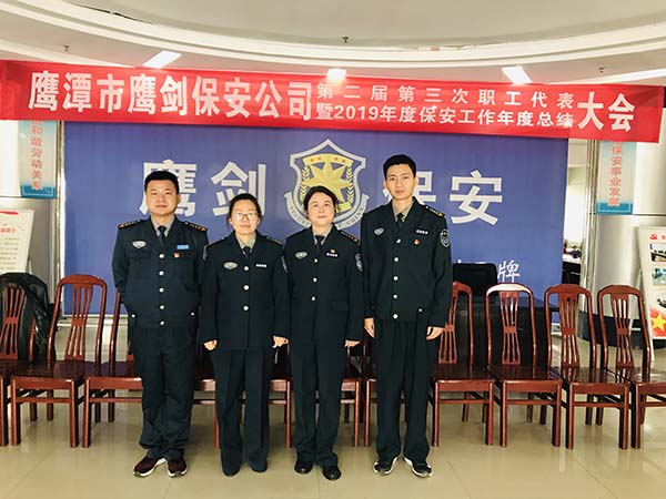 工會主席徐玉英、女工委主任王婷與新當(dāng)選的工會委員合影