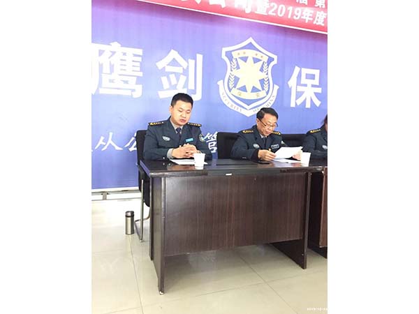 新當(dāng)選的工會委員、公司副總經(jīng)理李丹在主席臺上