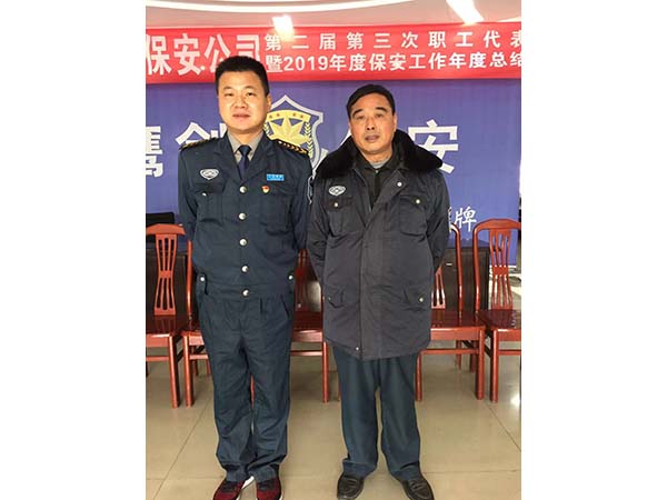 公司副總經(jīng)理李丹與老同志姜香保合影留念