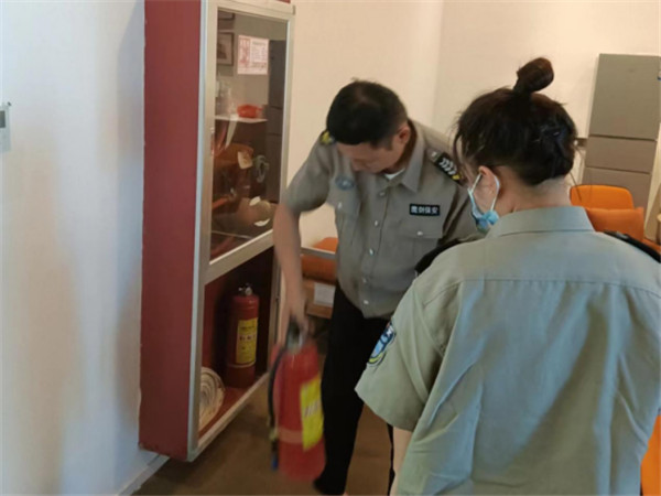 消防檢查—2022年7月24日，公司保安隊(duì)長(zhǎng)、退役軍人江超，利用自己在武警部隊(duì)學(xué)到的消防專業(yè)知識(shí)，帶領(lǐng)同事對(duì)公司多點(diǎn)服務(wù)網(wǎng)點(diǎn)進(jìn)行義務(wù)消防巡查，消除火災(zāi)安全隱患，提出了多項(xiàng)有價(jià)值的整改建議，受到了服務(wù)單位的好評(píng)