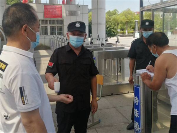 疫情防控—2022年7月24日活動(dòng)日當(dāng)天，公司總經(jīng)理親自到多個(gè)學(xué)校服務(wù)網(wǎng)點(diǎn)督促保安員認(rèn)真落實(shí)疫情防控措施。