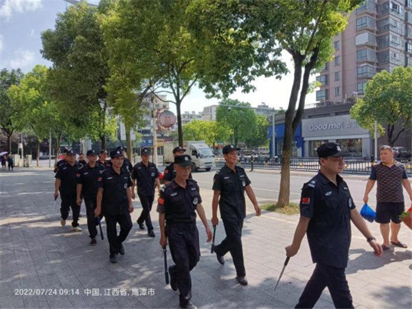 公共場(chǎng)所巡邏—為響應(yīng)公安機(jī)關(guān)號(hào)召，我公司積極參與公安機(jī)關(guān)夏季治安打擊整治“百日行動(dòng)”，派出保安巡邏隊(duì)，冒著酷暑，深入社區(qū)走向街面、集市巡邏，為創(chuàng)造安全穩(wěn)定的社會(huì)環(huán)境履職盡責(zé)。